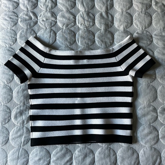**SOLD** Alice + Olivia knit ribbed striped crop top - size M - stretchy fabric - Picture 3 of 7